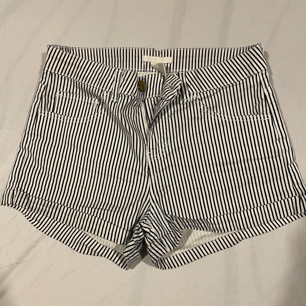 h&m black/white striped shorts